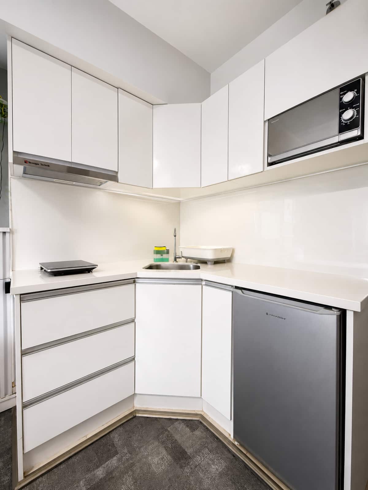 Unit 810 — Pool Access Studio photo 4