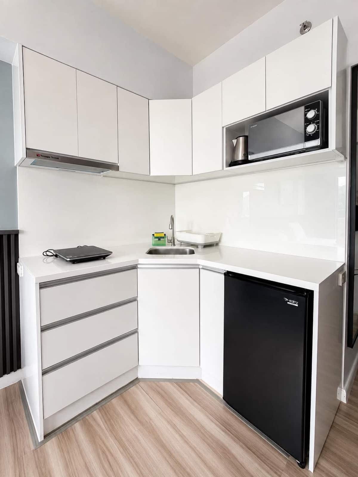 Unit 812 — Pool Access Studio photo 3